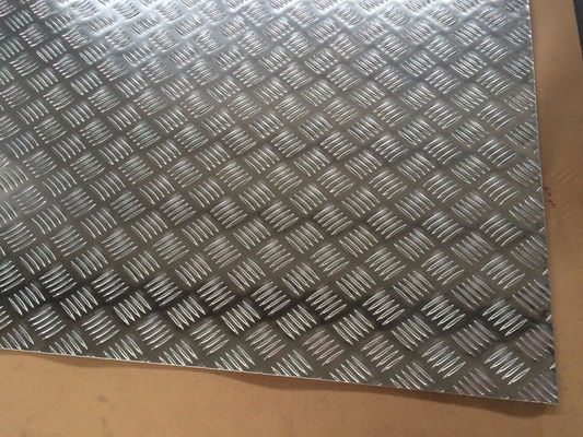 L'effet argenté a gravé 4x4 en refief en aluminium 5052 de la feuille 24 x 24 le plat 5005 H32 quadrillé en aluminium